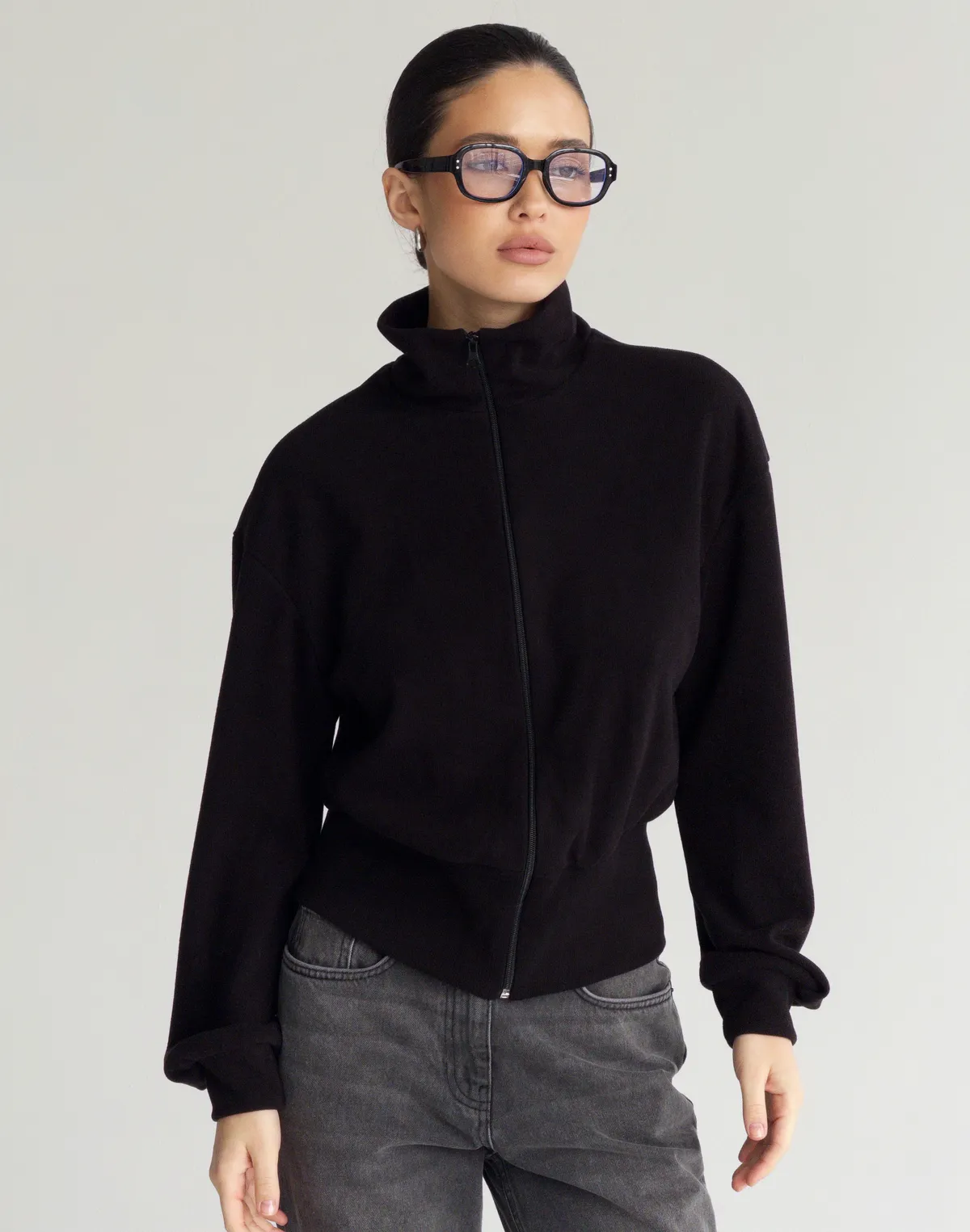 Кофта-светр осіння на блискавці, чорна - Фото 4