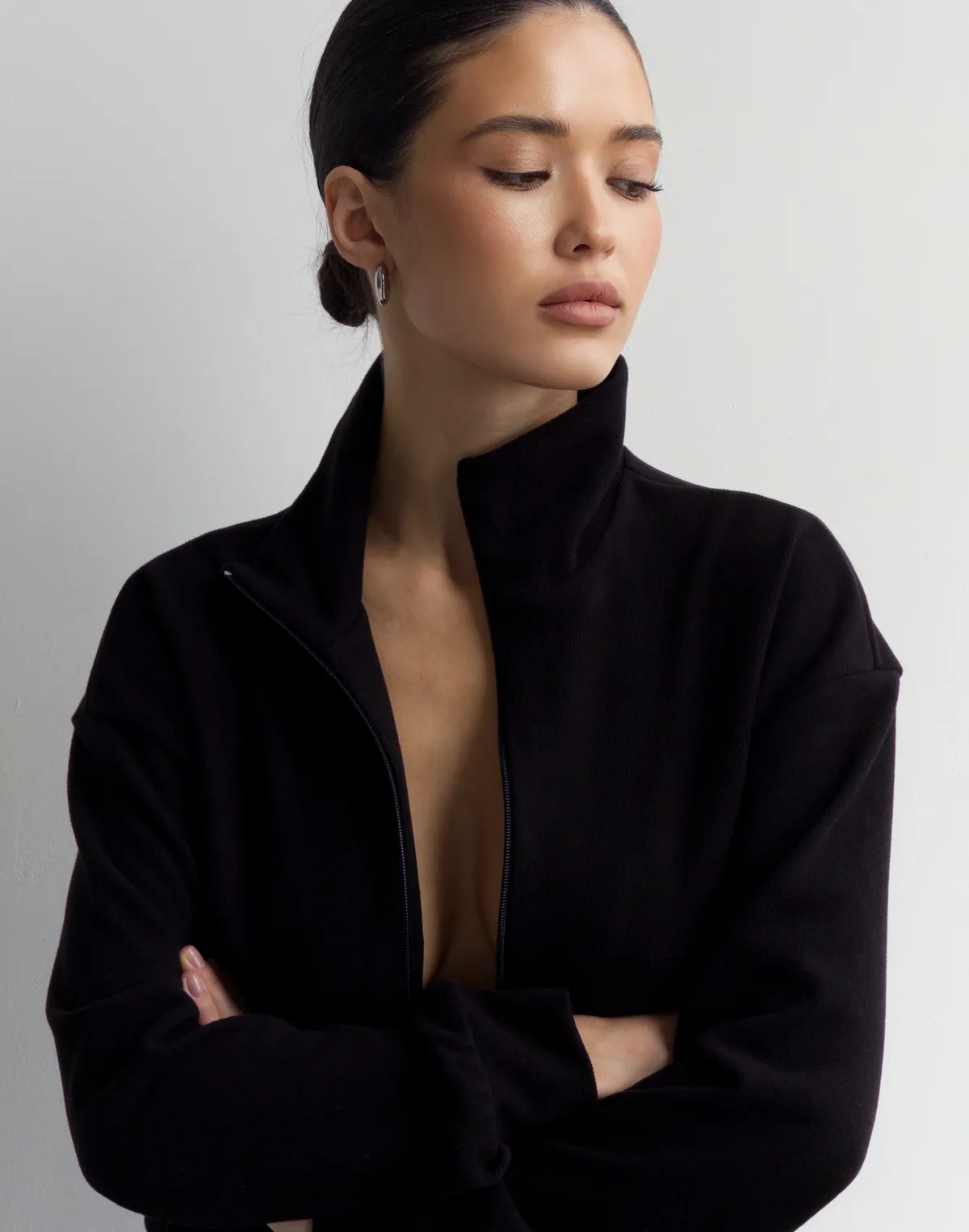 Кофта-светр осіння на блискавці, чорна - Фото 5