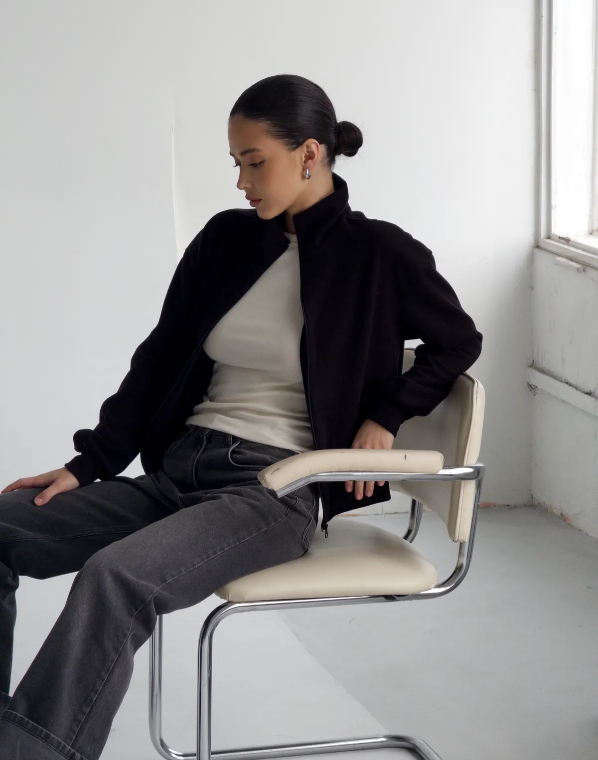 Кофта-светр осіння на блискавці, чорна - Фото 7