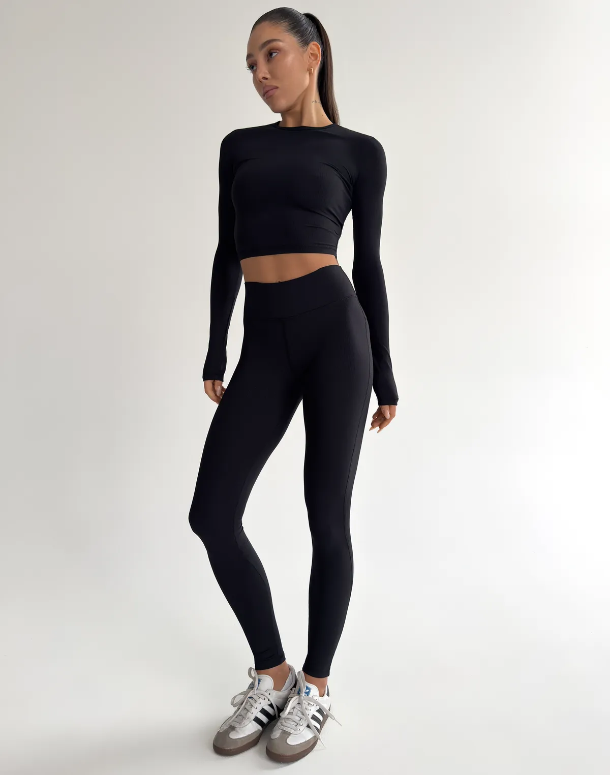 Комплект спортивний у рубчік рашгард з відкритою спиною та лосини базові, чорні - Фото 1