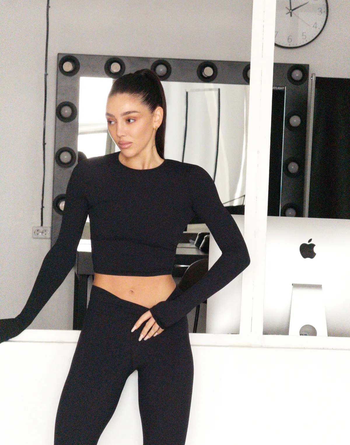 Рашгард для спорту у рубчик з відкритою спиною з італійського матеріалу, чорний - Фото 4