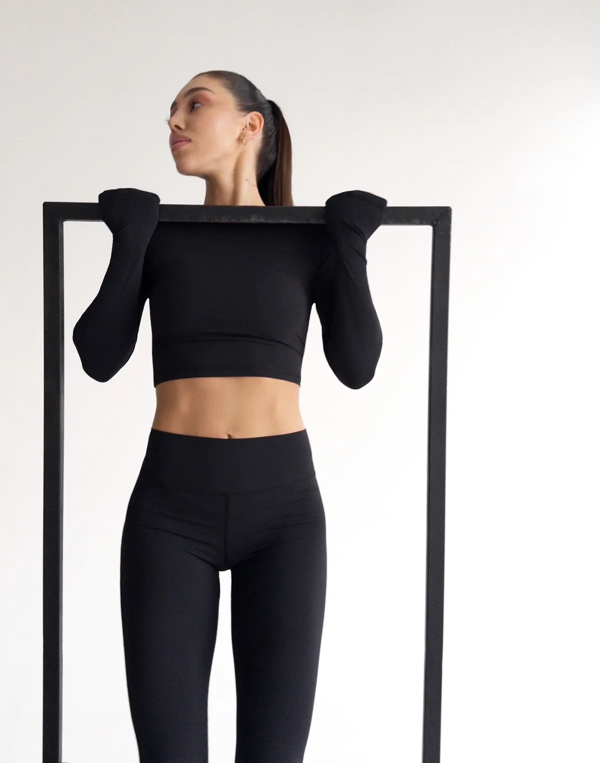 Комплект спортивний у рубчік рашгард з відкритою спиною та лосини базові, чорні - Фото 5