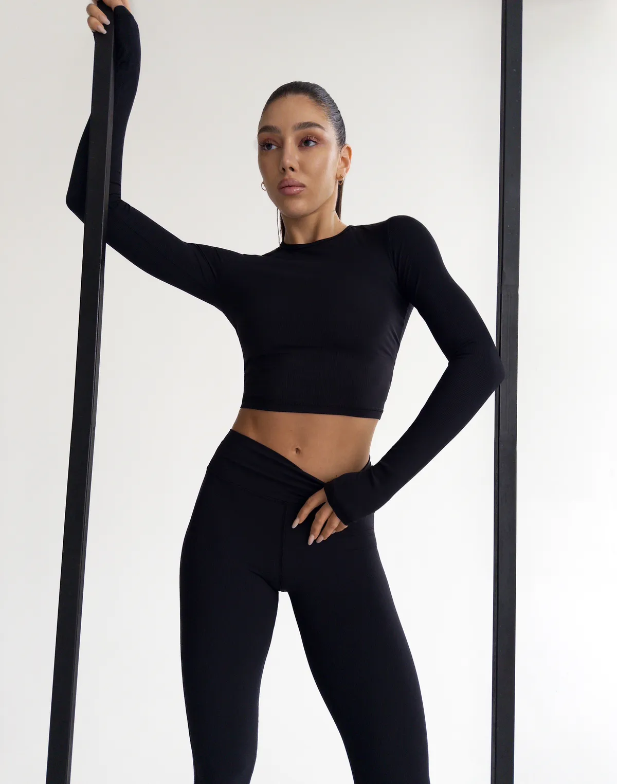 Комплект спортивний у рубчік рашгард з відкритою спиною та лосини базові, чорні - Фото 4