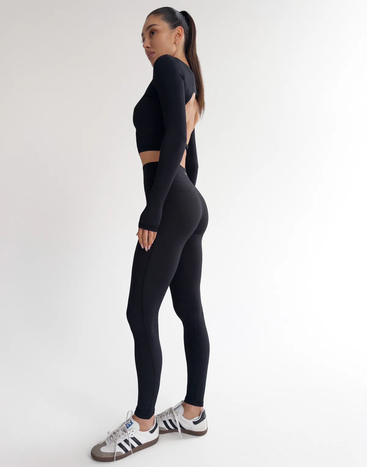 Комплект спортивний у рубчік рашгард з відкритою спиною та лосини базові, чорні - Фото 3
