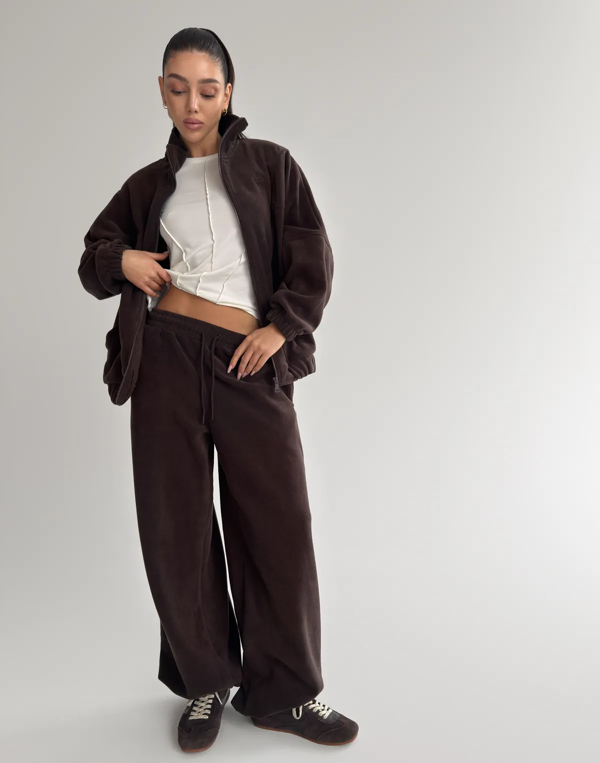 Комплект флісовий зіпер оверсайз з декоративними швами та штани вільного крою, темний шоколад - Фото 8