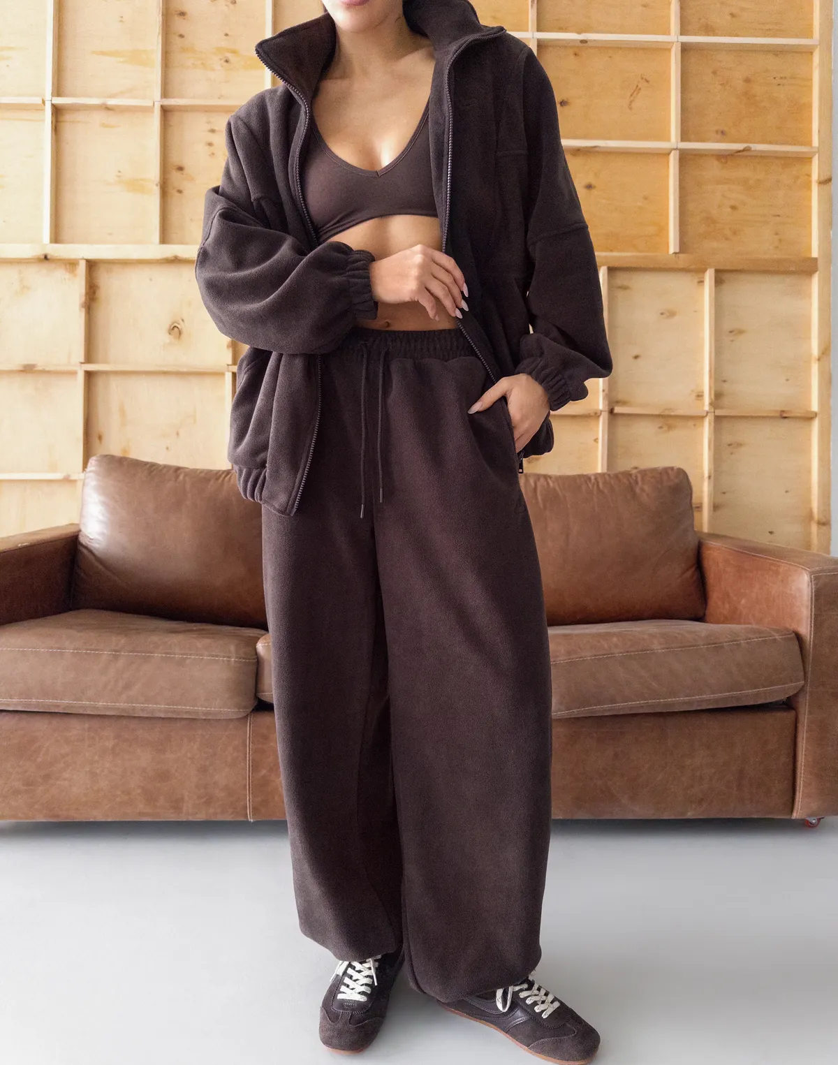 Комплект флісовий зіпер оверсайз з декоративними швами та штани вільного крою, темний шоколад - Фото 4
