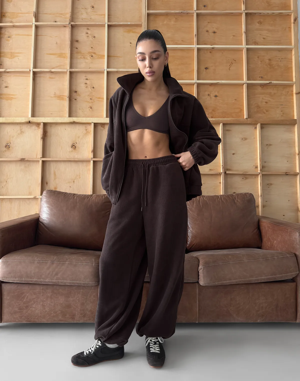 Комплект флісовий зіпер оверсайз з декоративними швами та штани вільного крою, темний шоколад - Фото 3