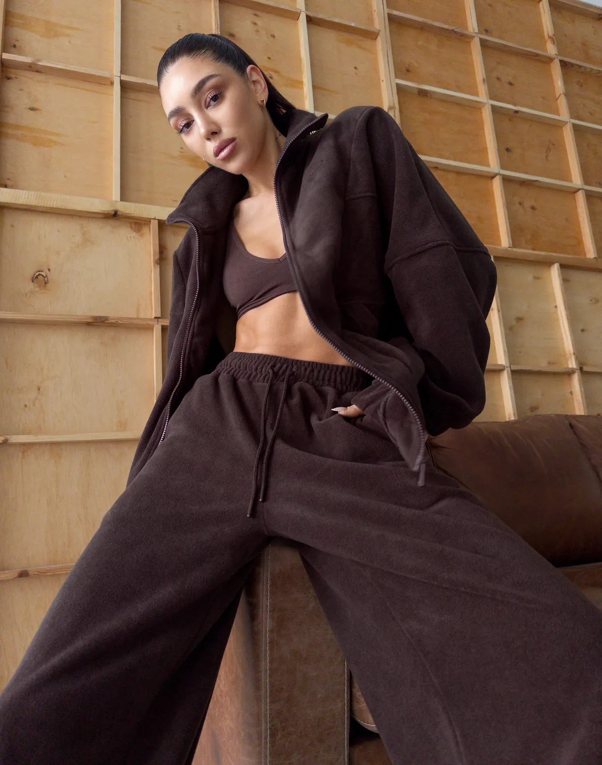 Комплект флісовий зіпер оверсайз з декоративними швами та штани вільного крою, темний шоколад - Фото 7