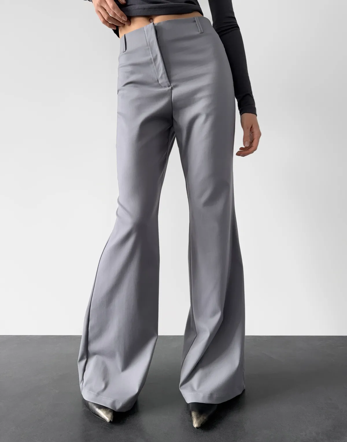 Штани базові з легким кльошем, графітові - Фото 8