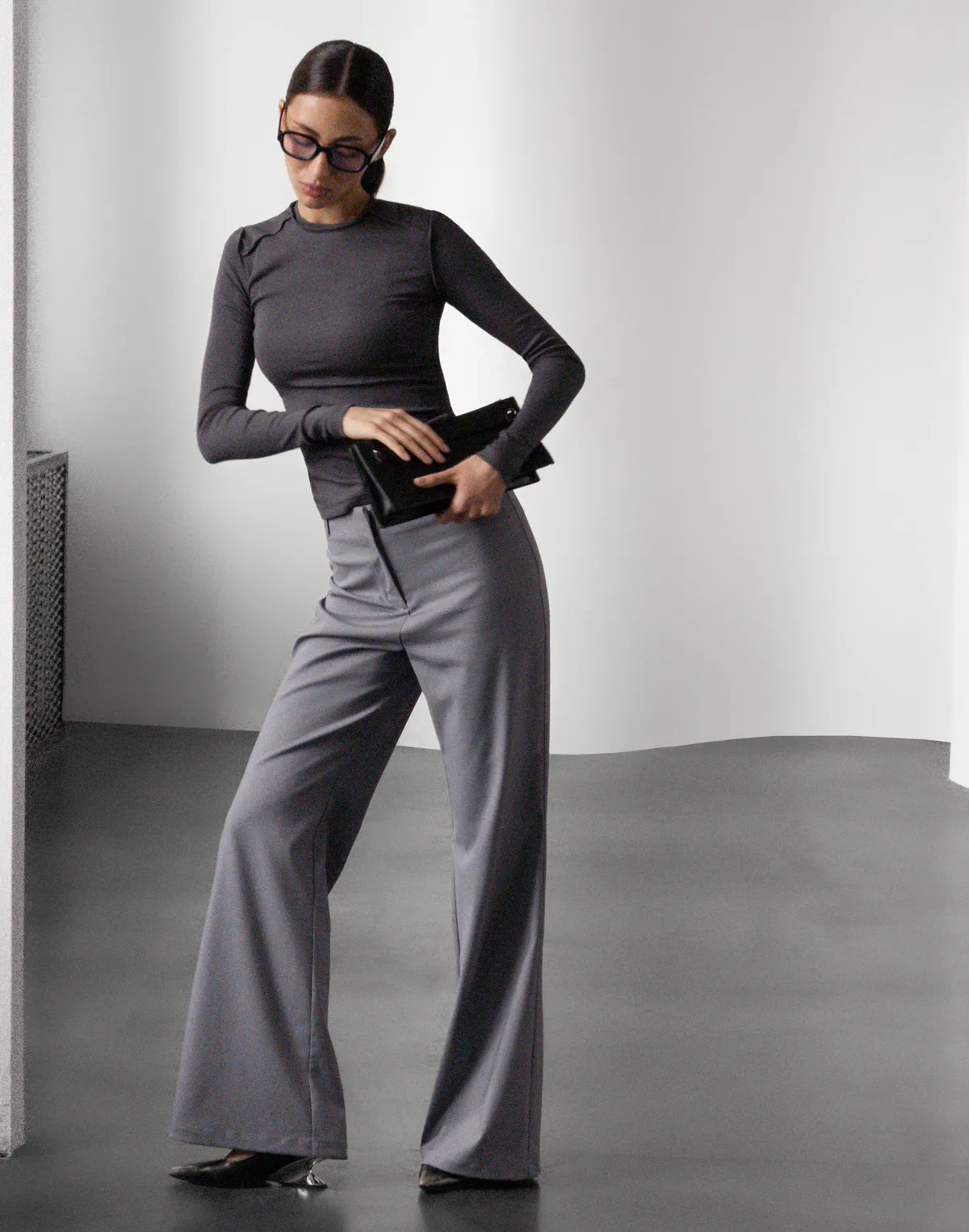 Штани базові з легким кльошем, графітові - Фото 6