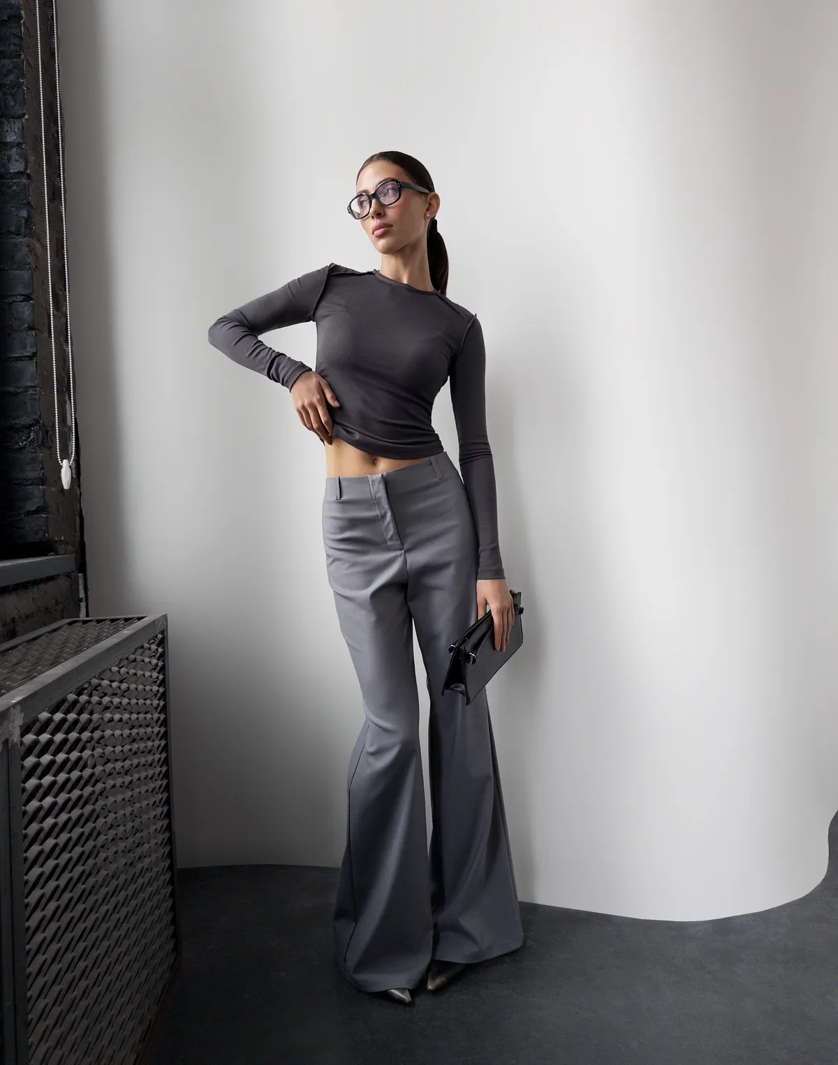 Штани базові з легким кльошем, графітові - Фото 4