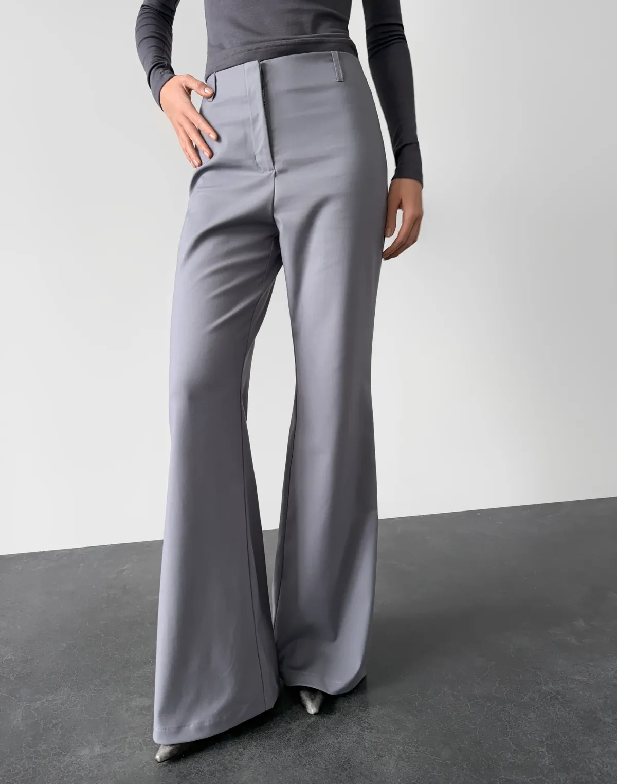 Штани базові з легким кльошем, графітові - Фото 1