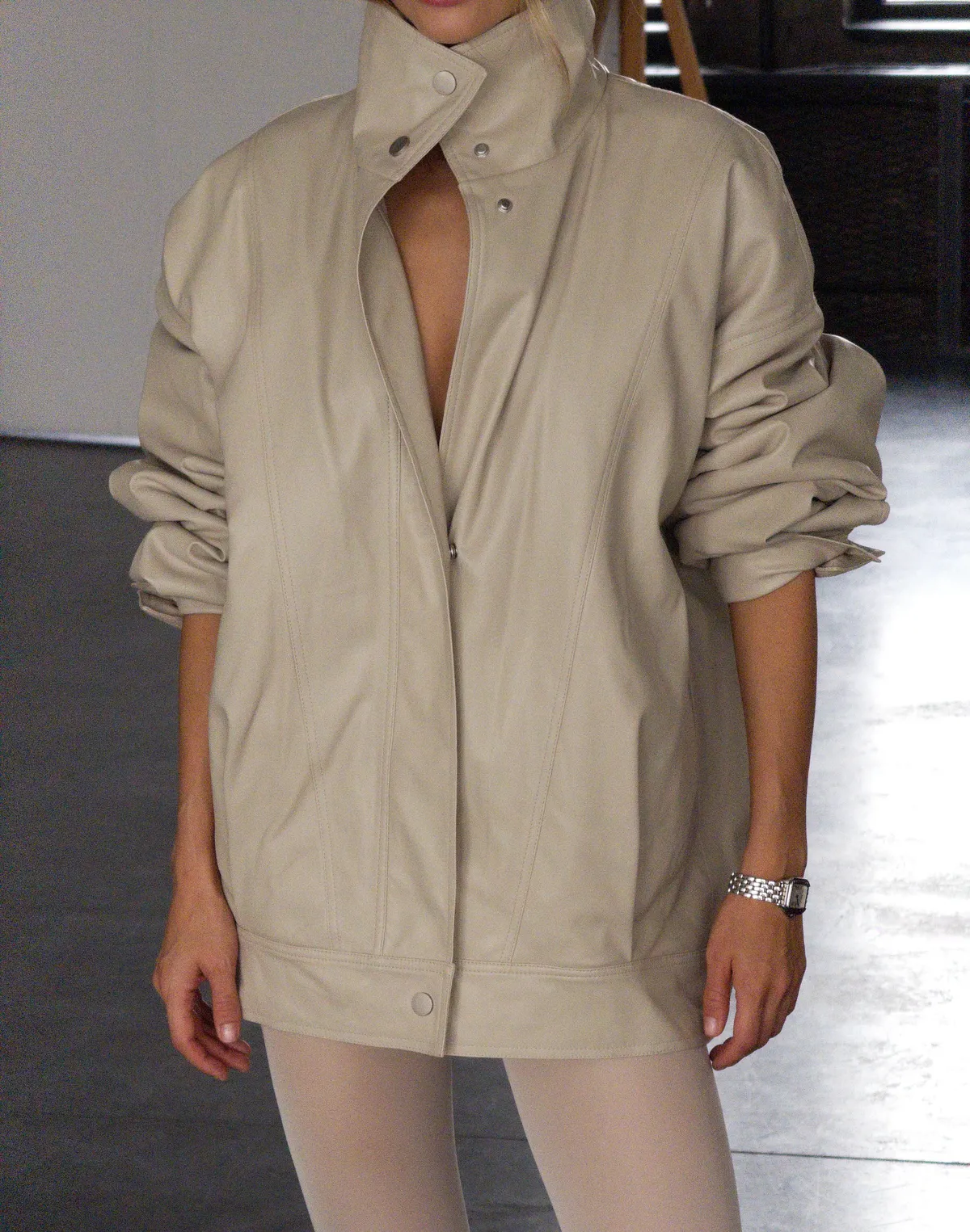 Куртка з утепленням з екошкіри у вінтажному стилі, холодний беж - Фото 6