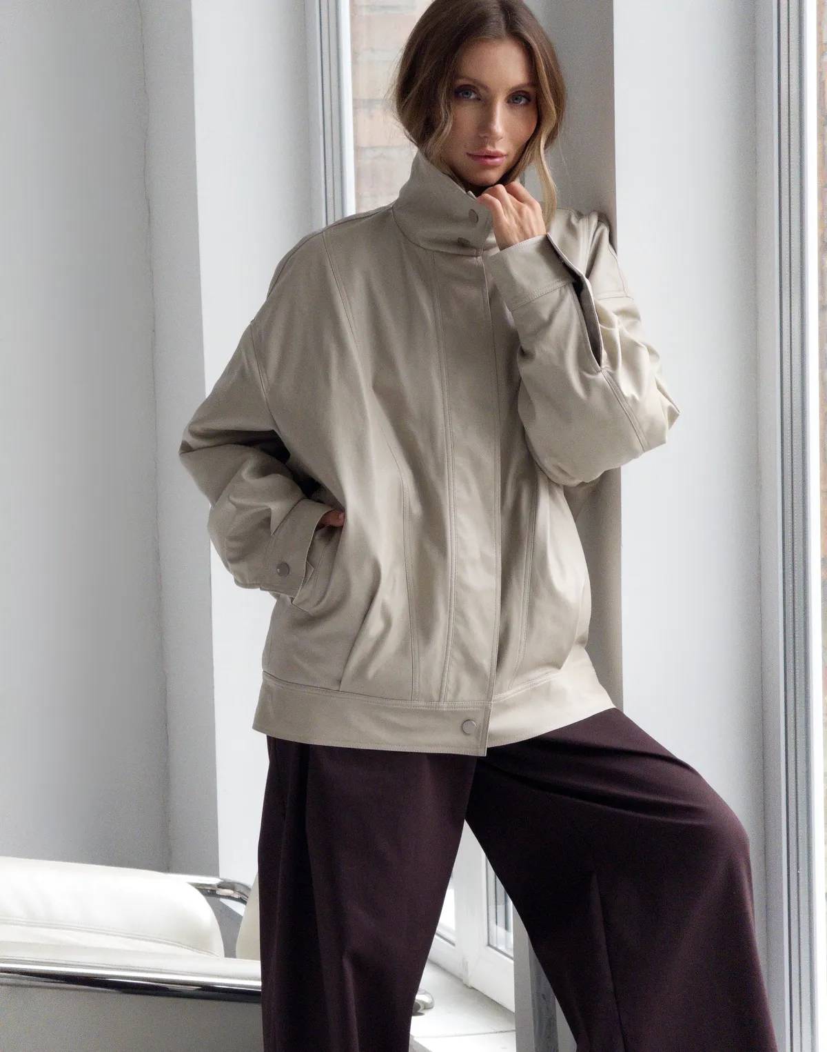 Куртка з утепленням з екошкіри у вінтажному стилі, холодний беж - Фото 5