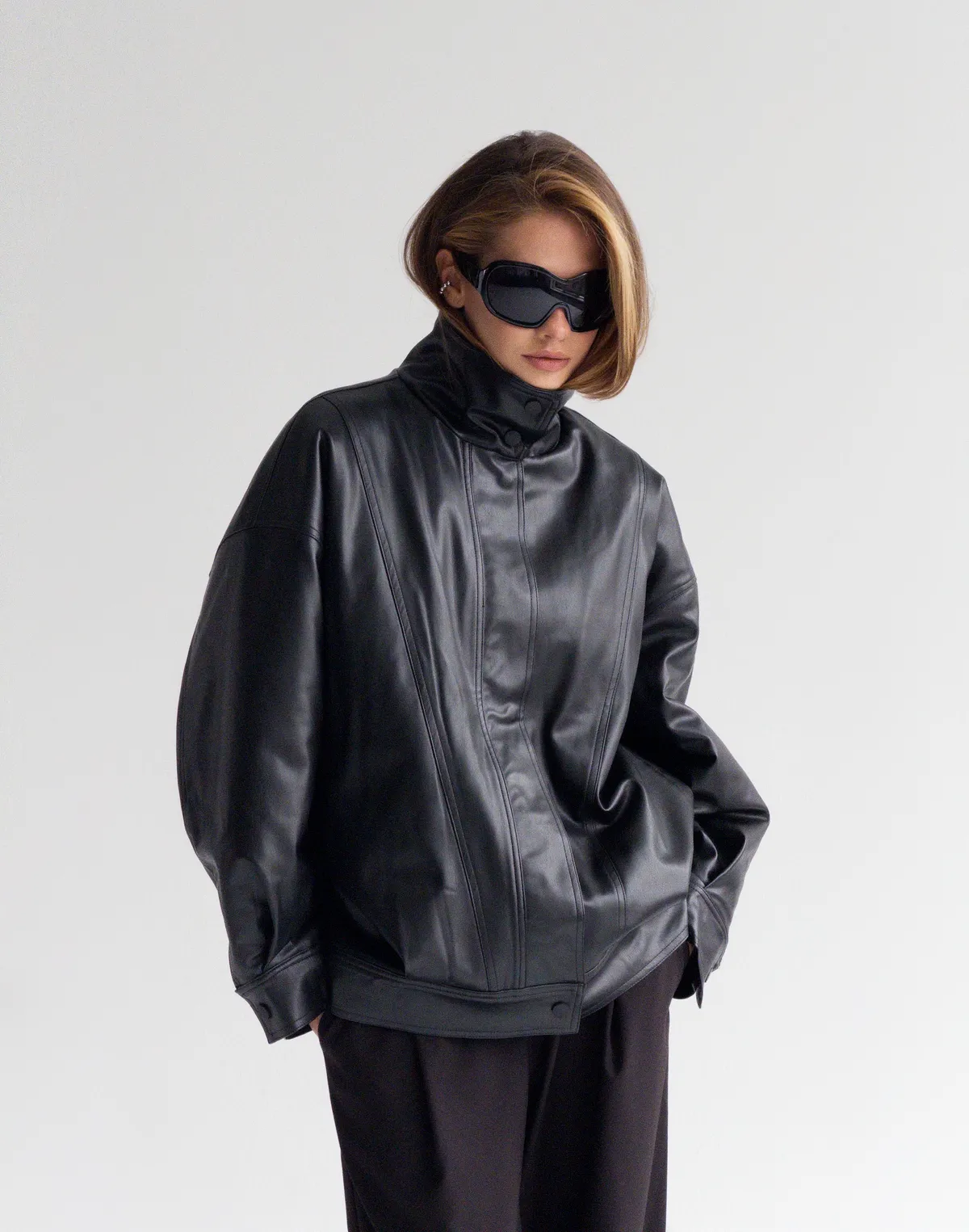 Куртка з утепленням з екошкіри у вінтажному стилі, чорна - Фото 7