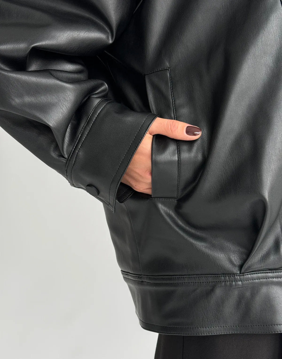 Куртка з утепленням з екошкіри у вінтажному стилі, чорна - Фото 6
