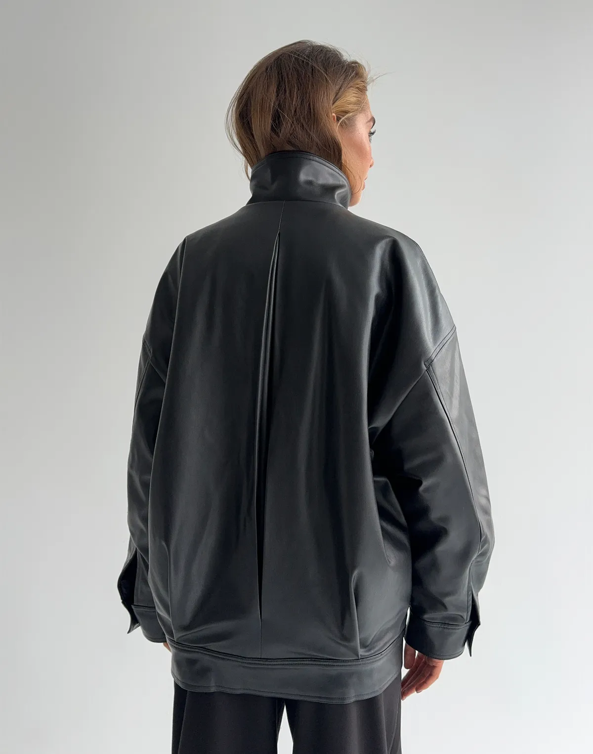 Куртка з утепленням з екошкіри у вінтажному стилі, чорна - Фото 2