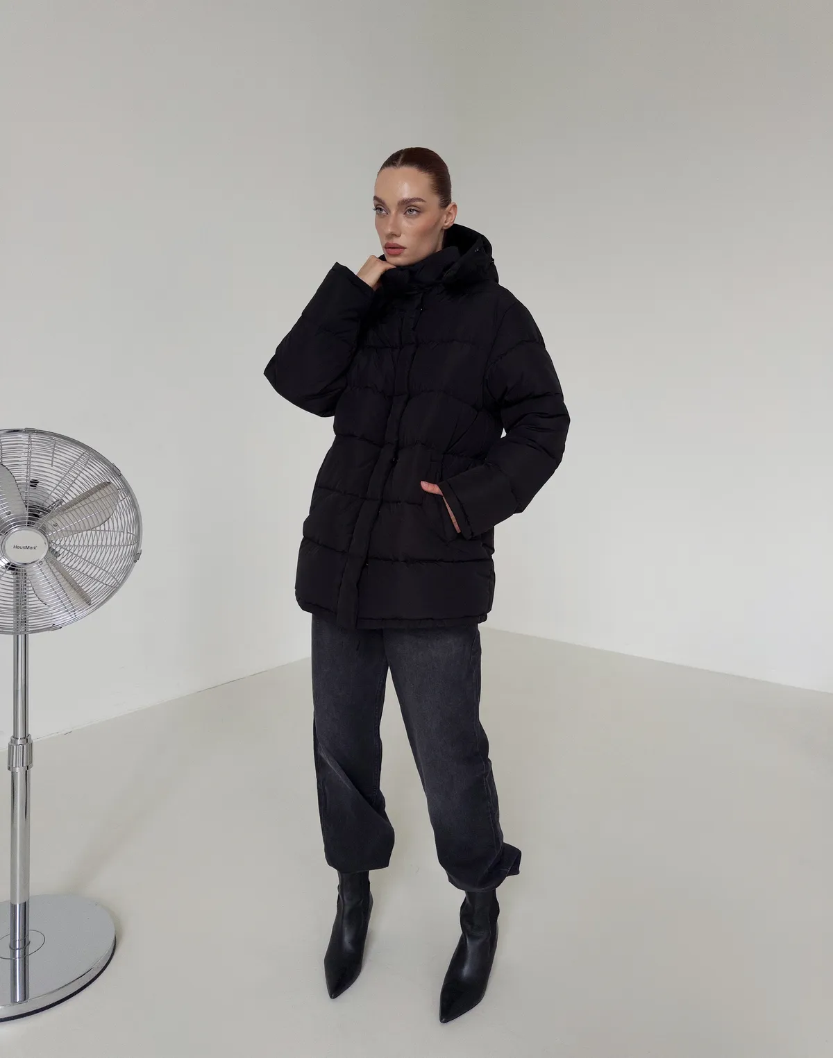 Куртка середньої довжини з внутрішньою затяжкою по талії, чорна - Фото 8