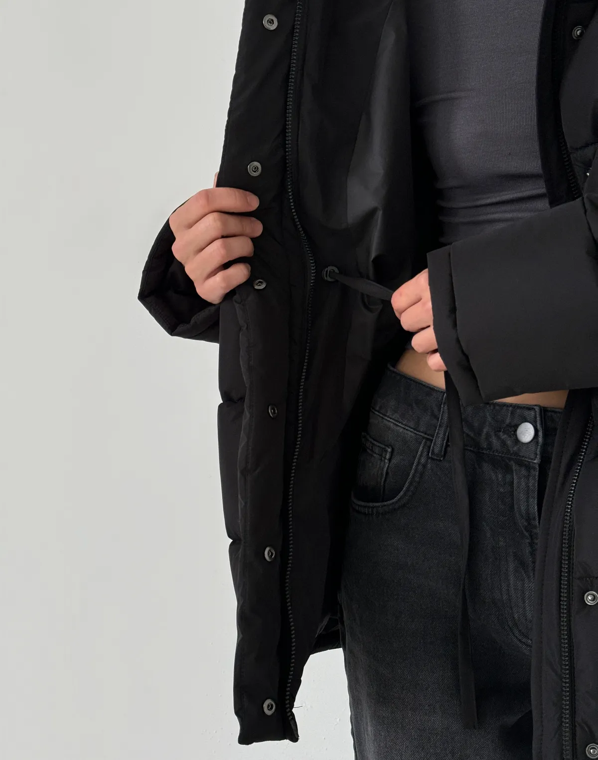 Куртка середньої довжини з внутрішньою затяжкою по талії, чорна - Фото 7