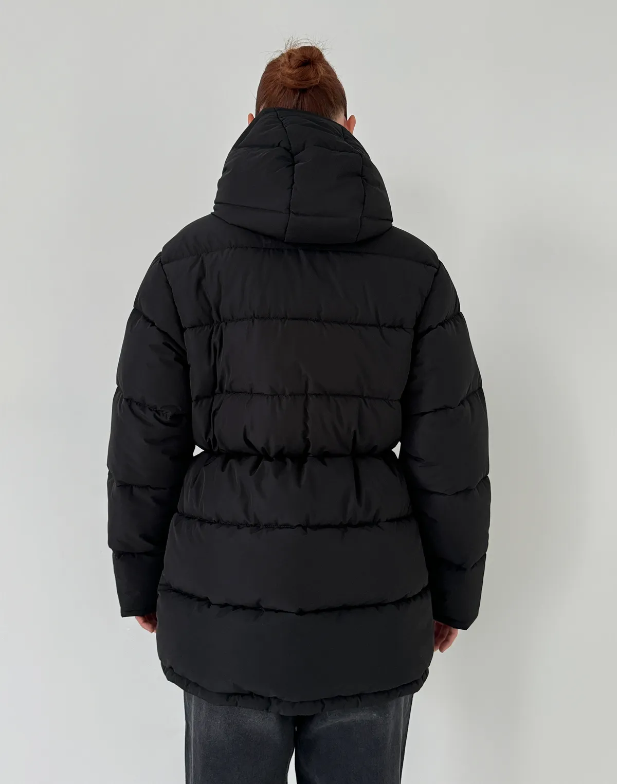 Куртка середньої довжини з внутрішньою затяжкою по талії, чорна - Фото 2