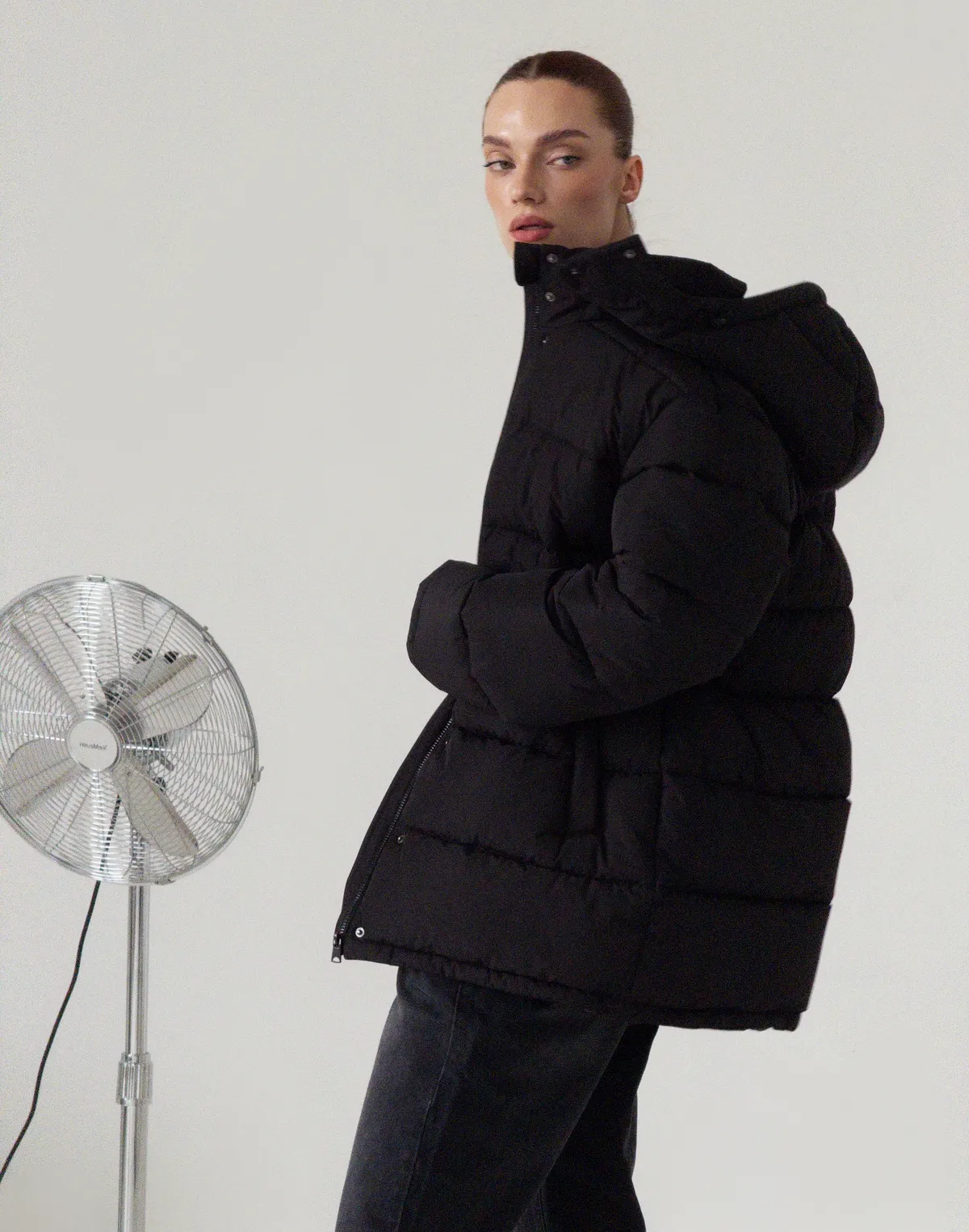 Куртка середньої довжини з внутрішньою затяжкою по талії, чорна - Фото 6