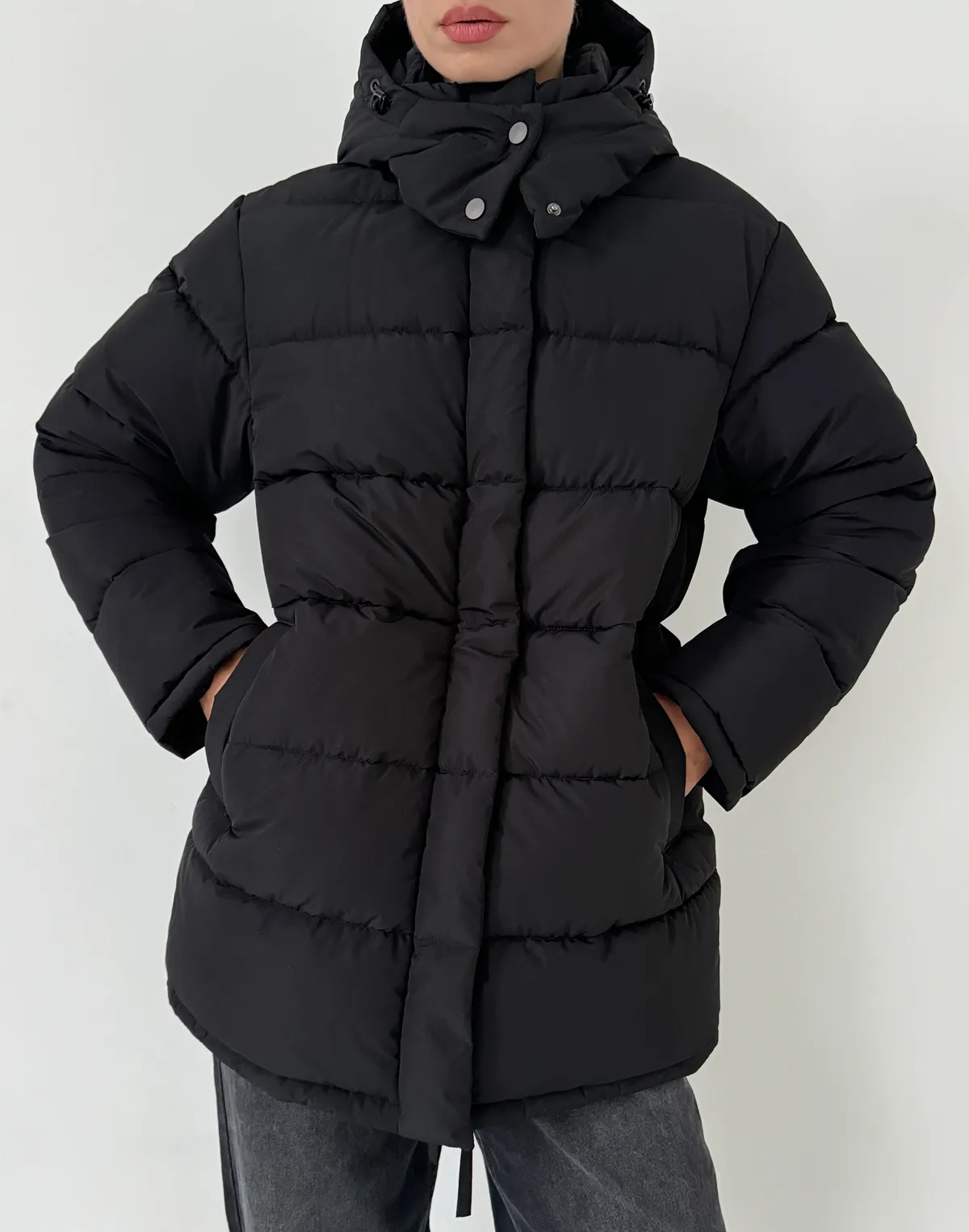 Куртка середньої довжини з внутрішньою затяжкою по талії, чорна - Фото 1