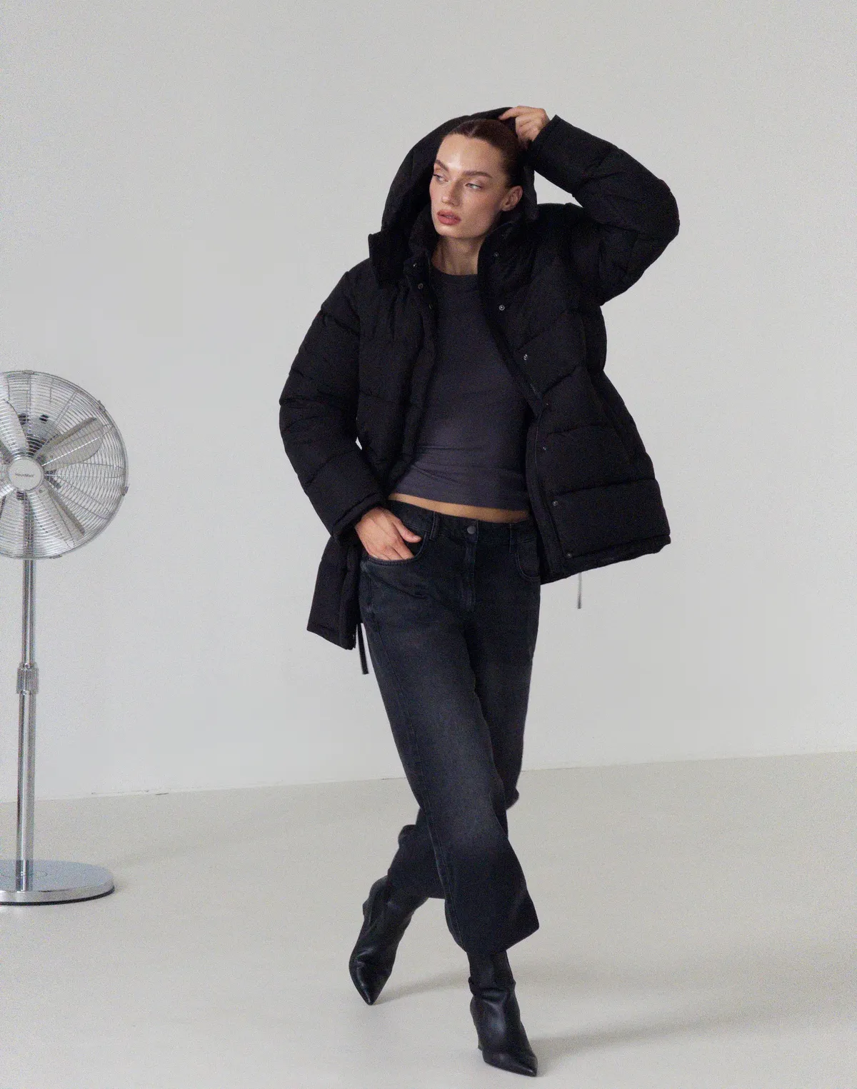 Куртка середньої довжини з внутрішньою затяжкою по талії, чорна - Фото 5