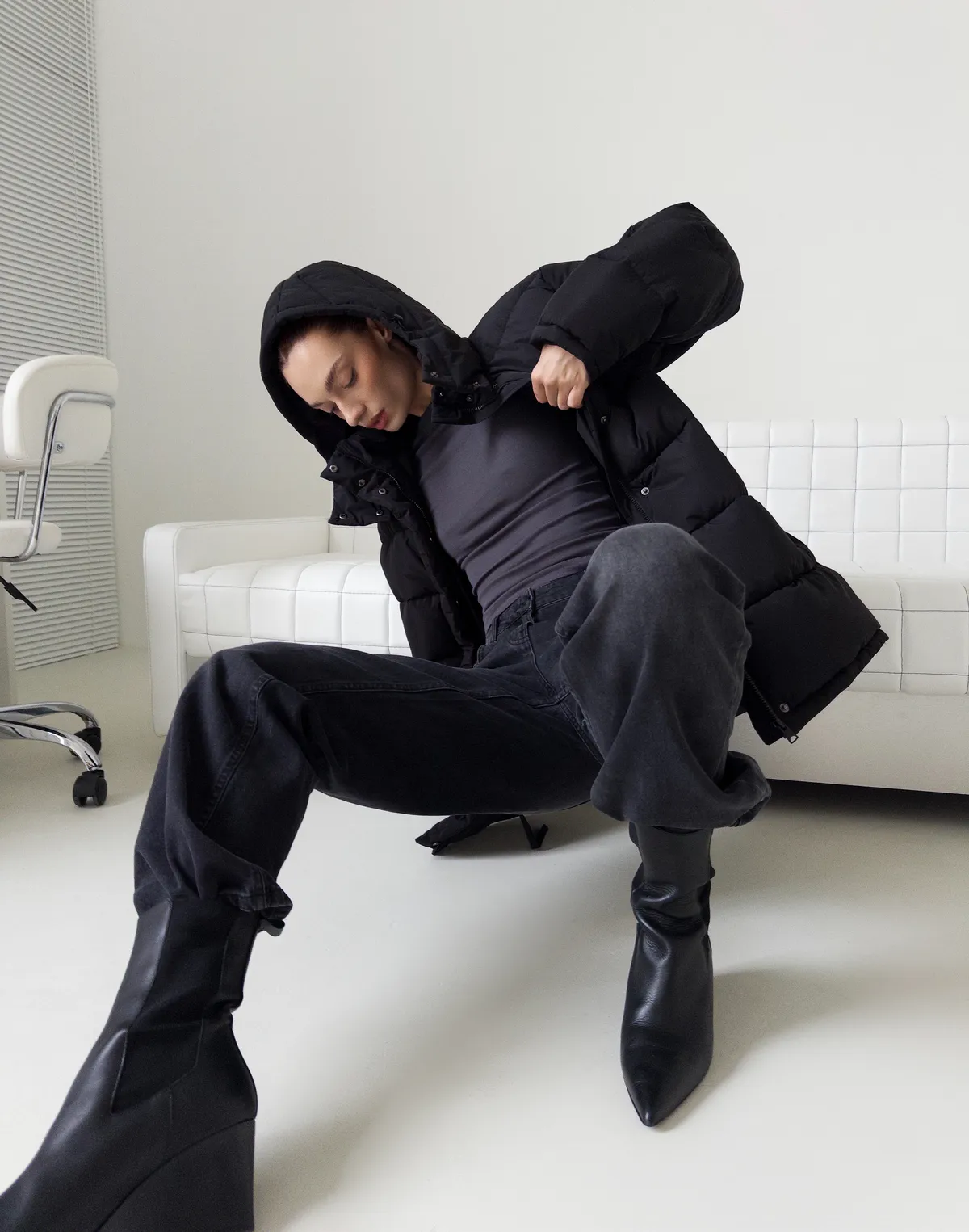 Куртка середньої довжини з внутрішньою затяжкою по талії, чорна - Фото 4