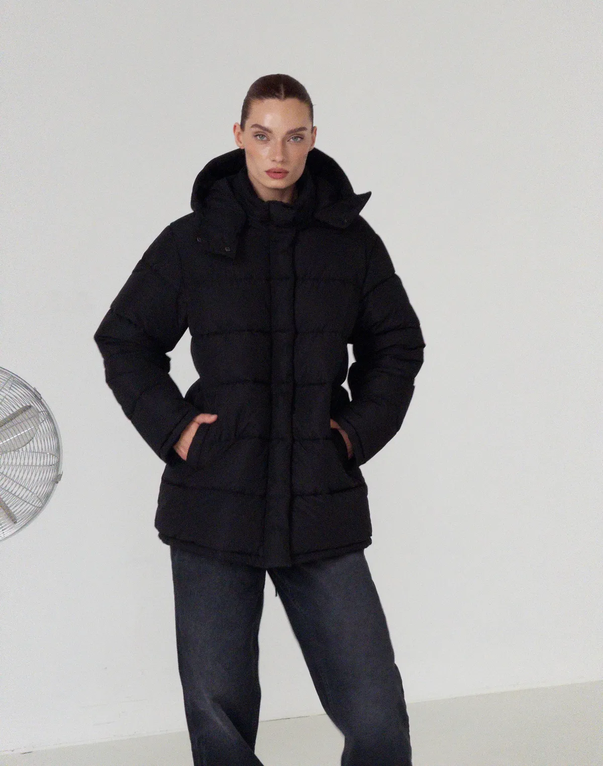 Куртка середньої довжини з внутрішньою затяжкою по талії, чорна - Фото 3