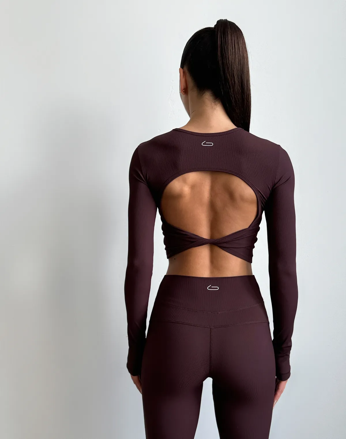 Рашгард для спорту у рубчик з відкритою спиною з італійського матеріалу, шоколад - Фото 2