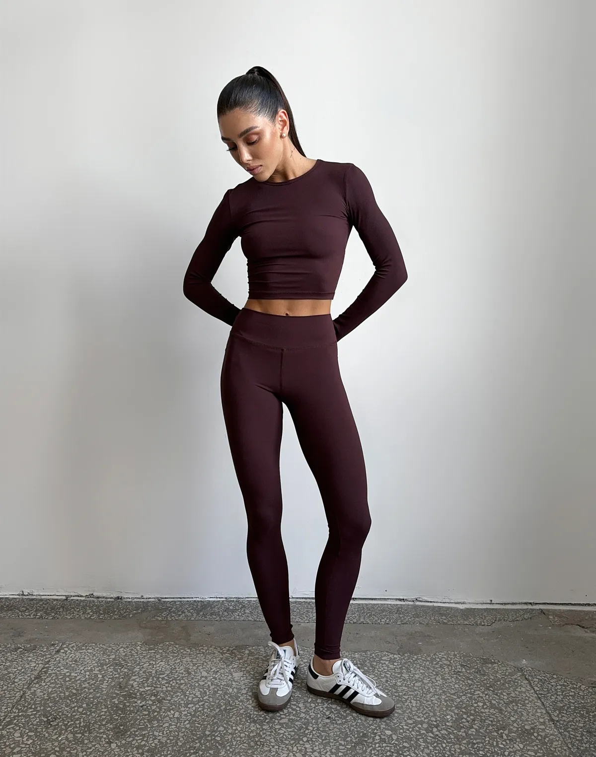 Комплект спортивний у рубчик рашгард з відкритою спиною та лосини базові, шоколад - Фото 1