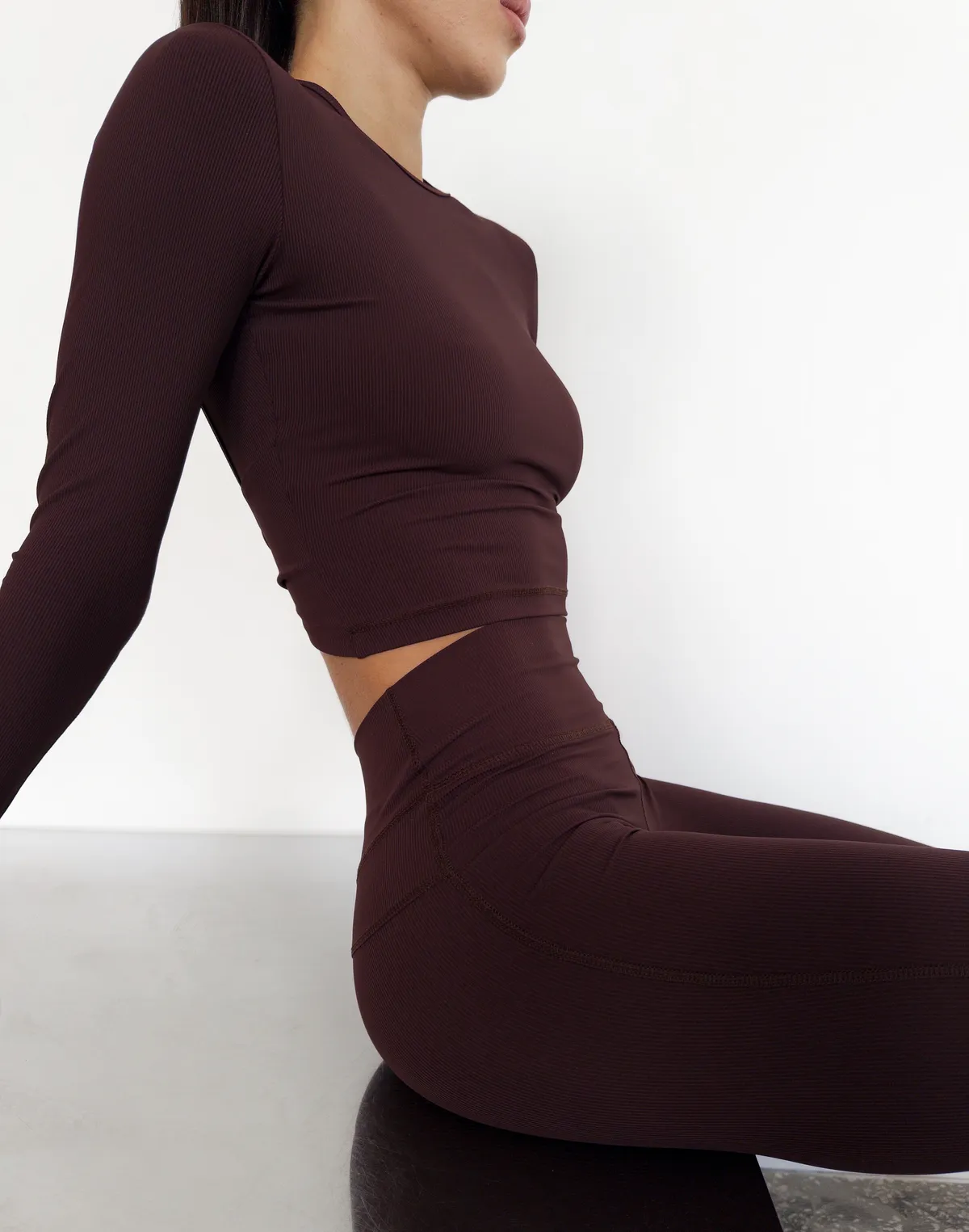 Рашгард для спорту у рубчик з відкритою спиною з італійського матеріалу, шоколад - Фото 5