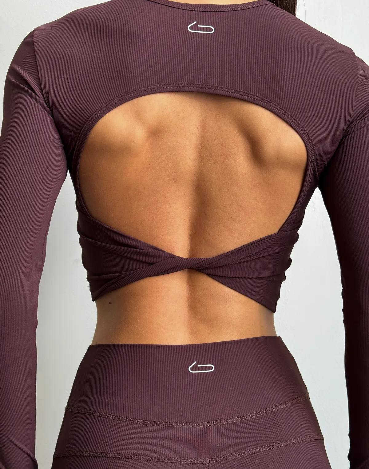 Рашгард для спорту у рубчик з відкритою спиною з італійського матеріалу, шоколад - Фото 6