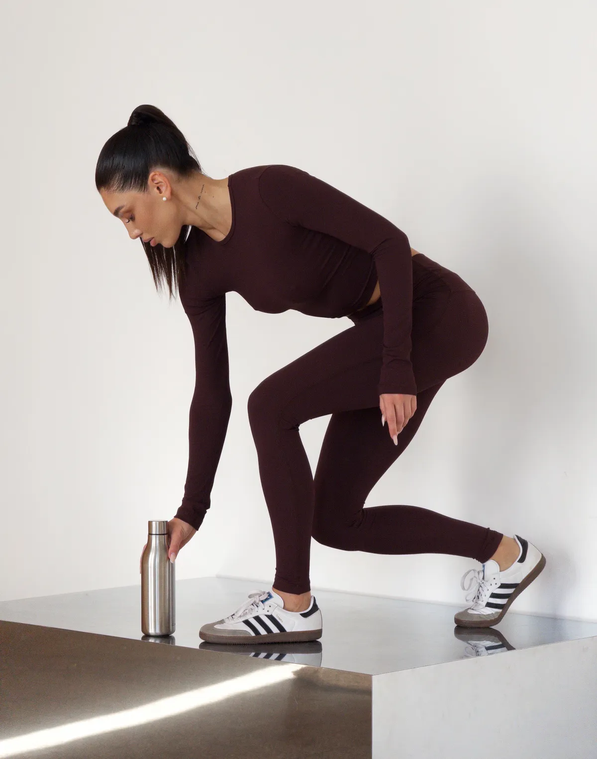 Комплект спортивний у рубчик рашгард з відкритою спиною та лосини базові, шоколад - Фото 7