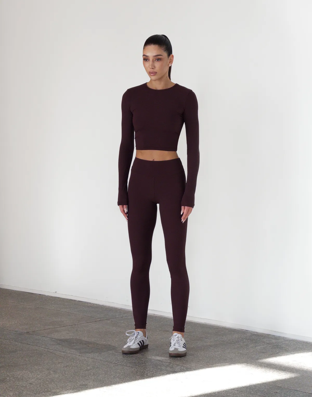 Комплект спортивний у рубчик рашгард з відкритою спиною та лосини базові, шоколад - Фото 6