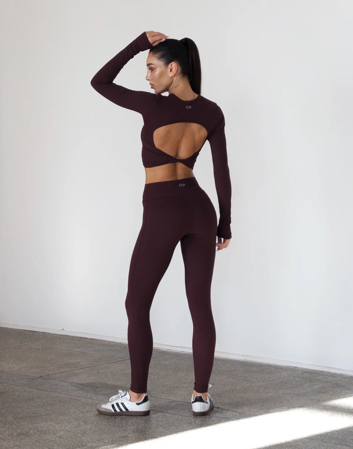 Комплект спортивний у рубчик рашгард з відкритою спиною та лосини базові, шоколад - Фото 2