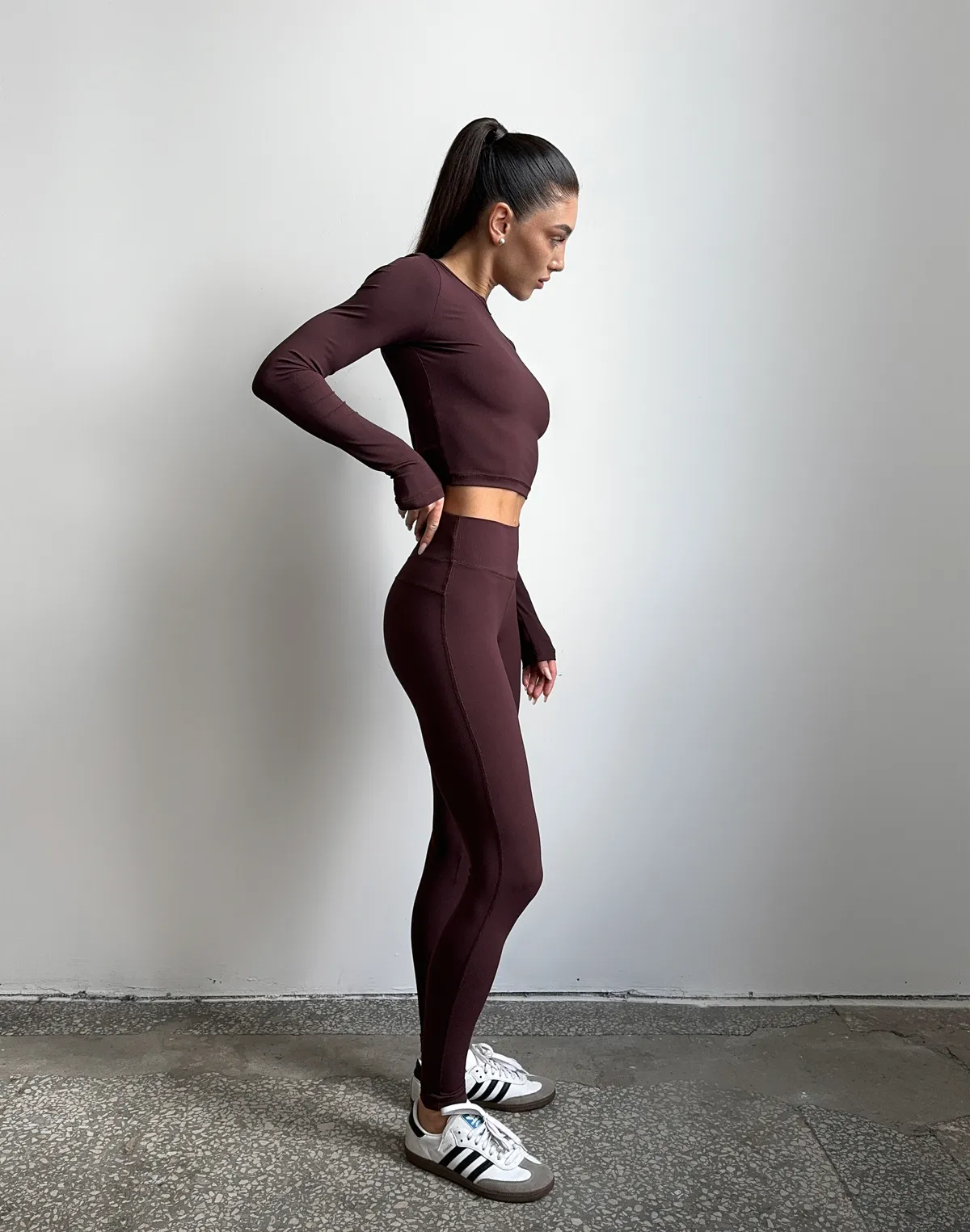 Комплект спортивний у рубчик рашгард з відкритою спиною та лосини базові, шоколад - Фото 3