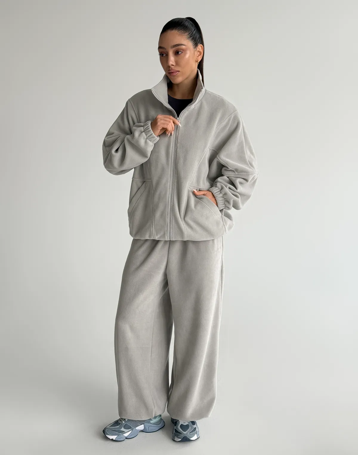 Комплект флісовий зіпер оверсайз з декоративними швами та штани вільного крою, світлий сірий - Фото 6