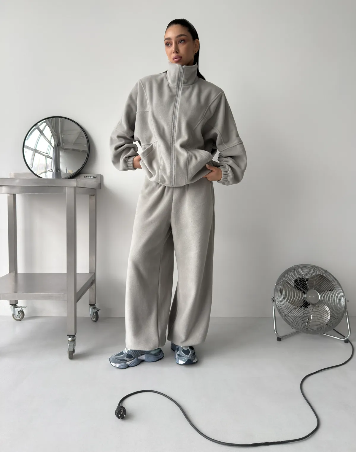 Штани жіночі спортивні флісові вільного крою, світло сірі - Фото 6