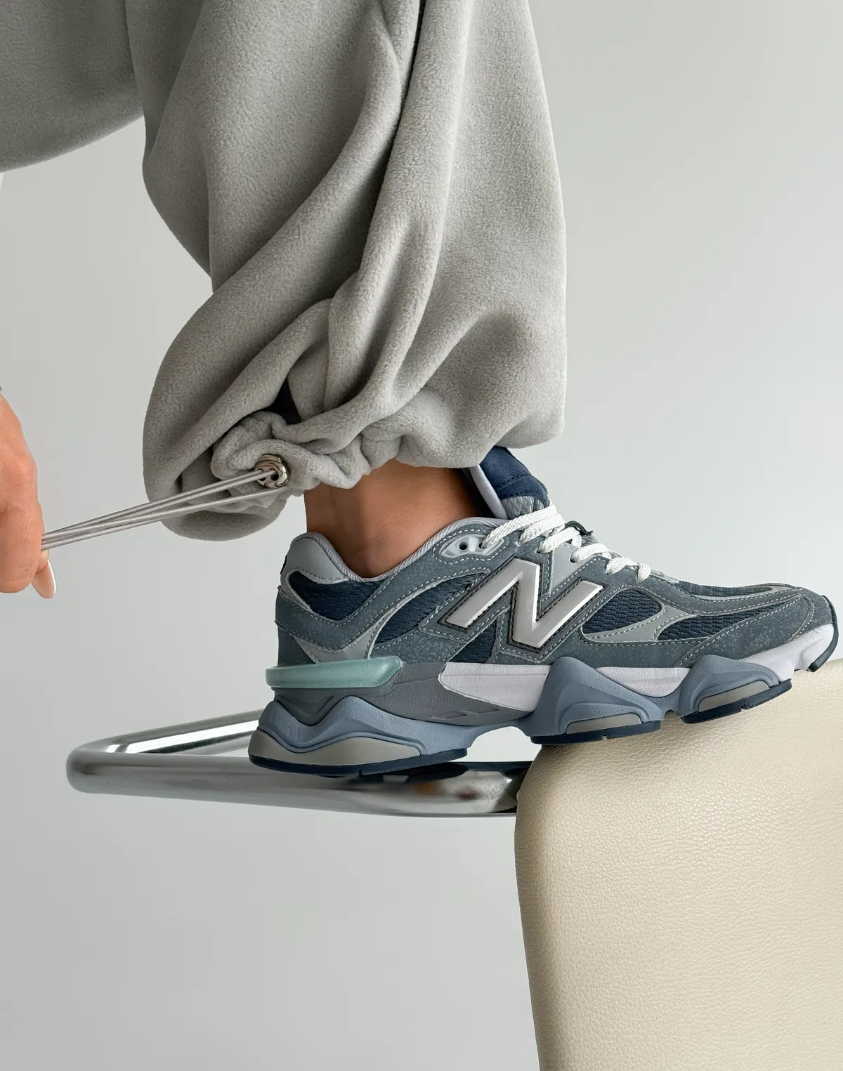 Штани жіночі спортивні флісові вільного крою, світло сірі - Фото 5