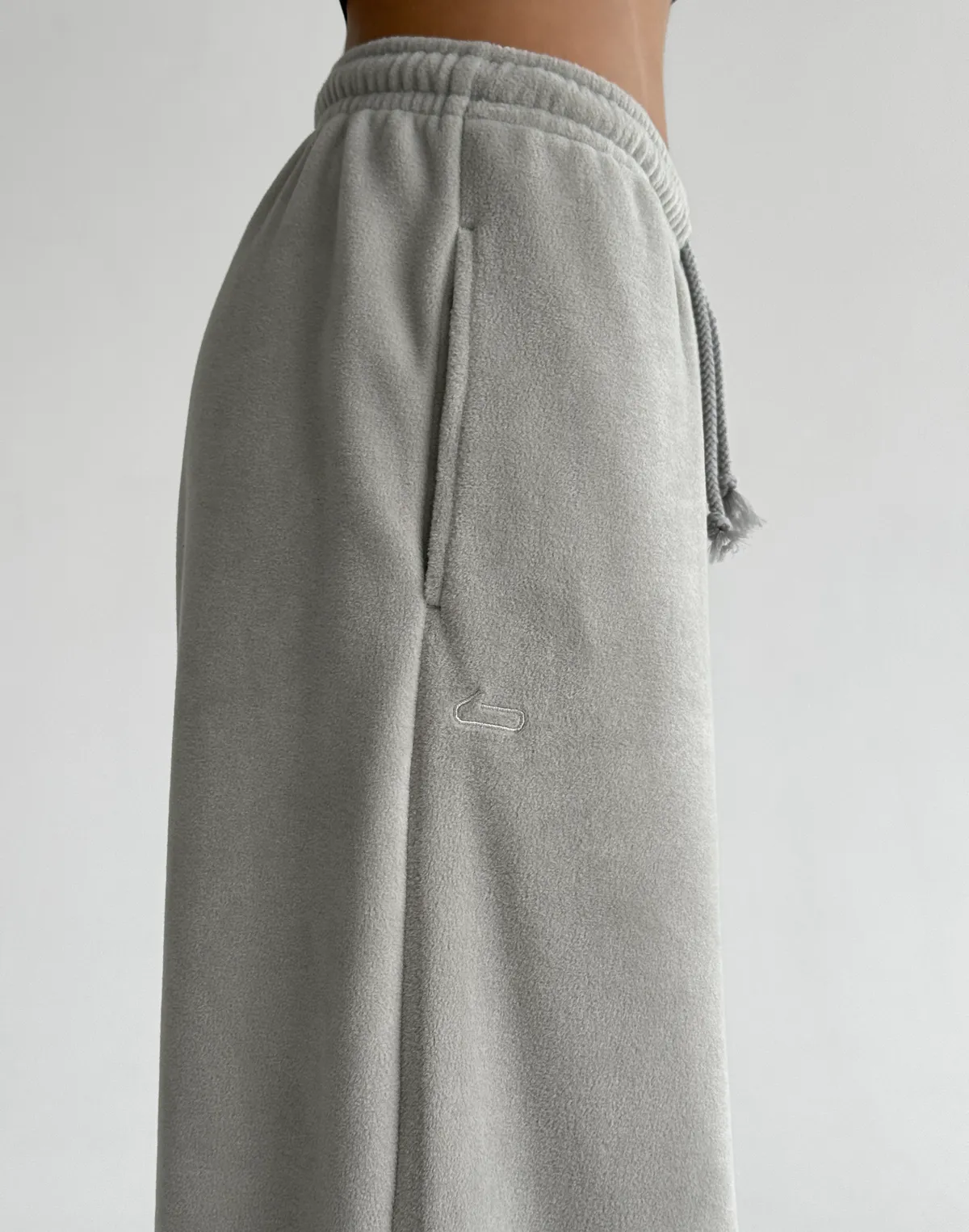 Штани жіночі спортивні флісові вільного крою, світло сірі - Фото 4