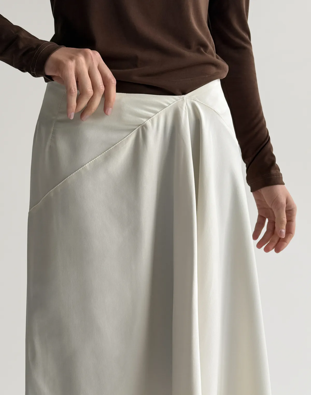 Спідниця міді з асиметричним низом, молочна - Фото 7