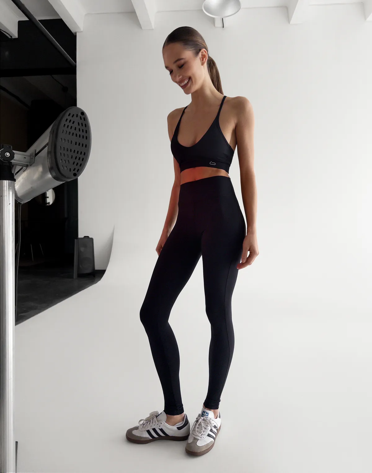 Комплект спортивний у рубчик топ та лосини базові, чорні - Фото 3