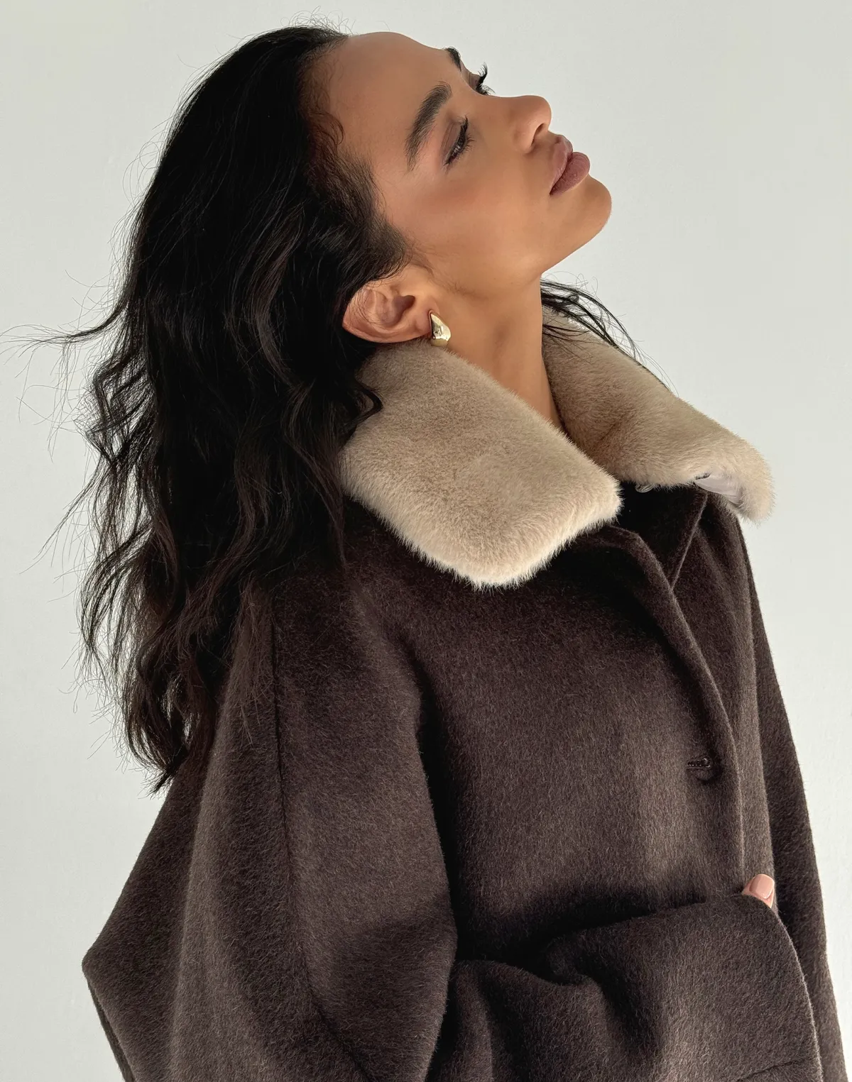 Вкорочене пальто зі 100% вовни на утепленні зі зйомним коміром з еко хутра, шоколад - Фото 5