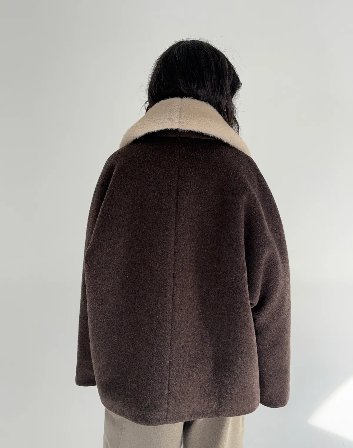 Вкорочене пальто зі 100% вовни на утепленні зі зйомним коміром з еко хутра, шоколад - Фото 2