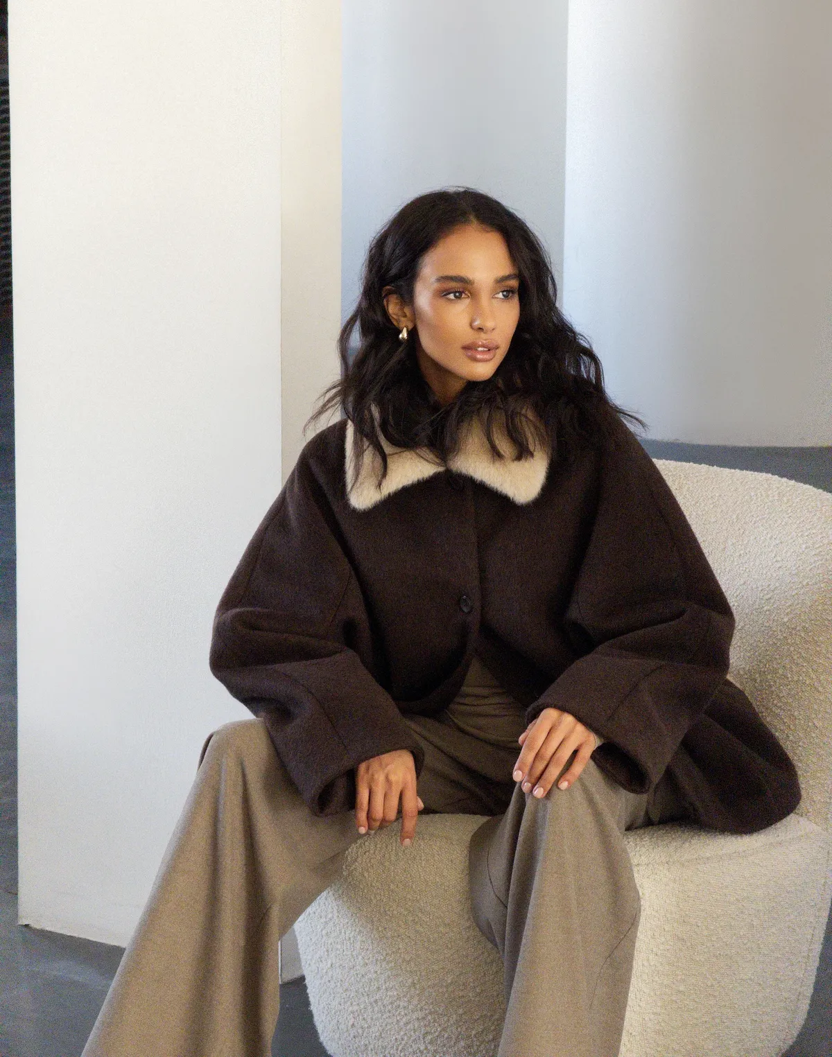 Вкорочене пальто зі 100% вовни на утепленні зі зйомним коміром з еко хутра, шоколад - Фото 8