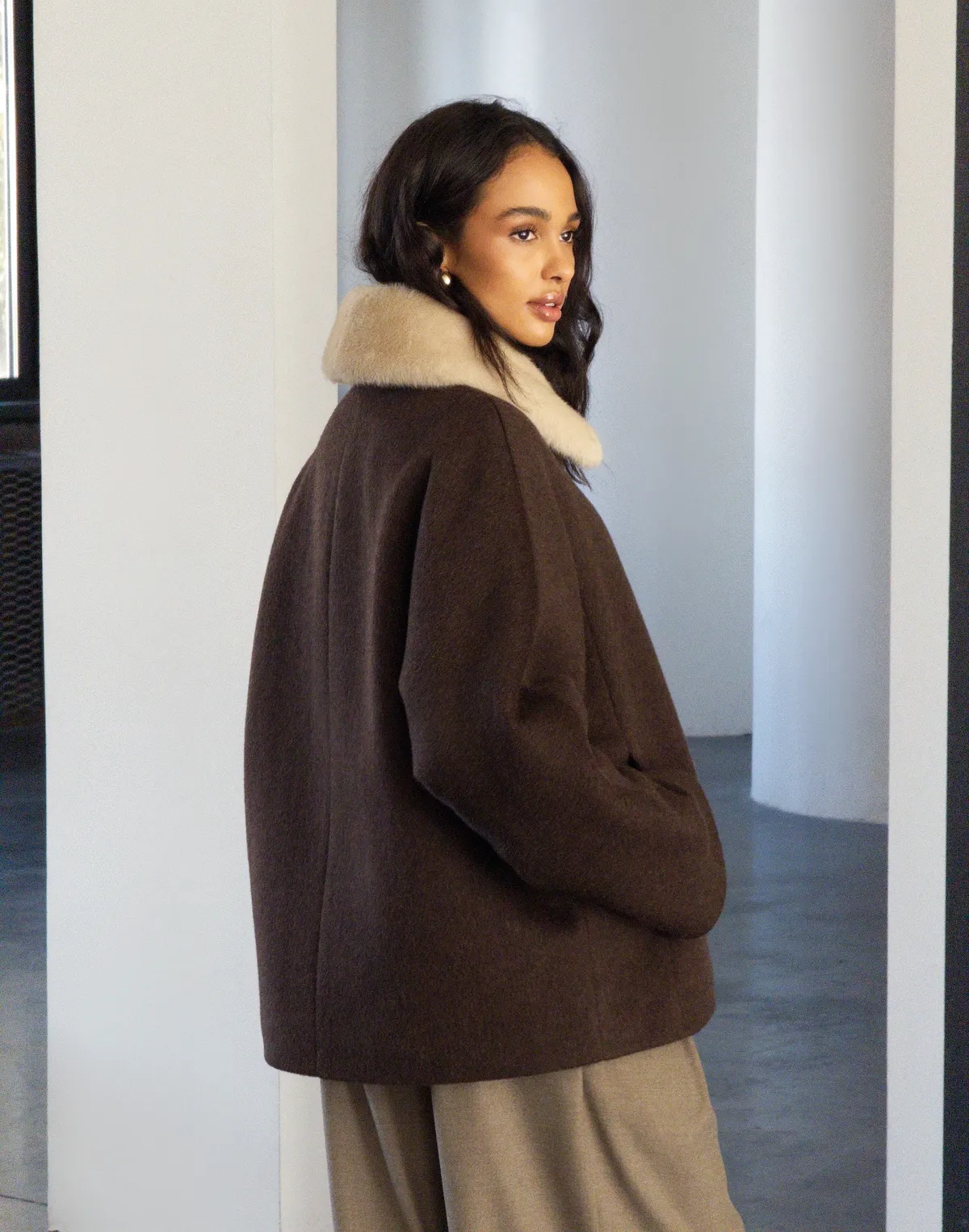 Вкорочене пальто зі 100% вовни на утепленні зі зйомним коміром з еко хутра, шоколад - Фото 4
