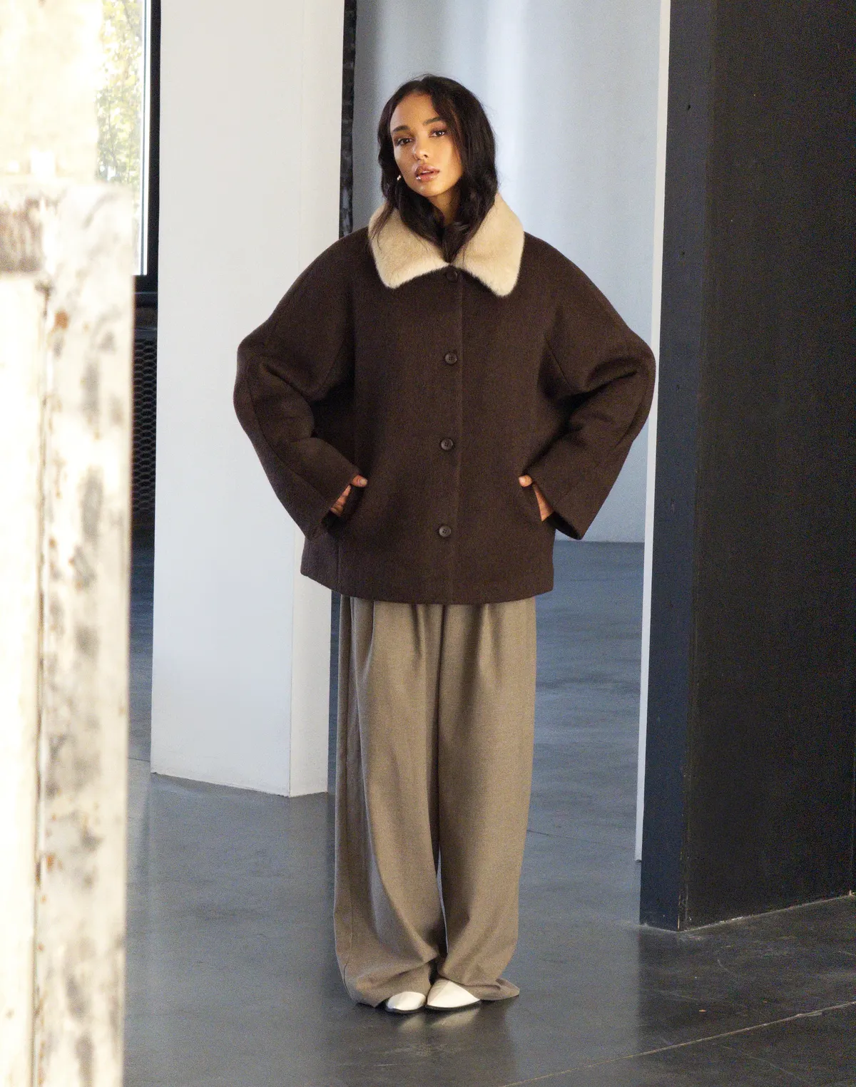 Вкорочене пальто зі 100% вовни на утепленні зі зйомним коміром з еко хутра, шоколад - Фото 3