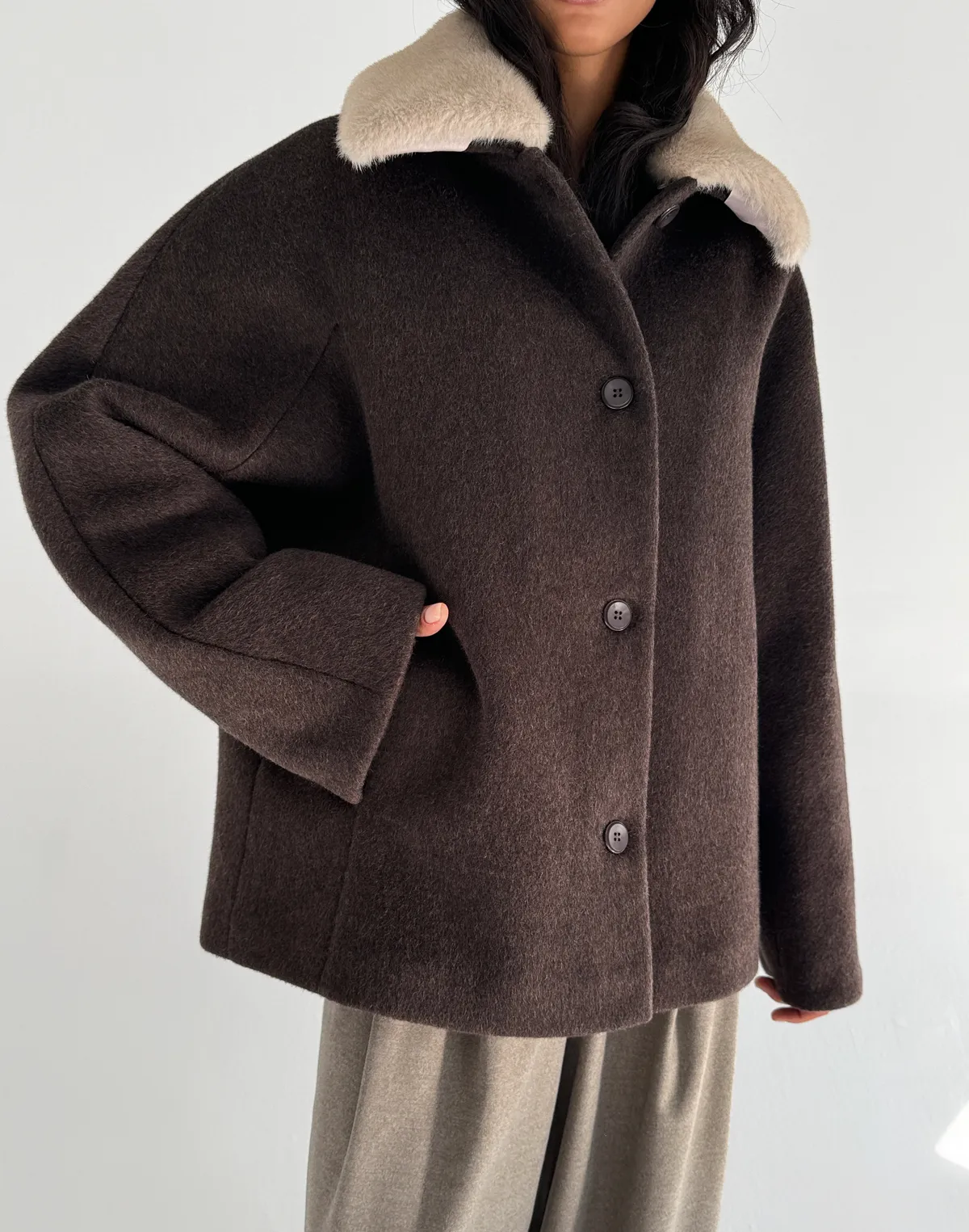 Вкорочене пальто зі 100% вовни на утепленні зі зйомним коміром з еко хутра, шоколад - Фото 1