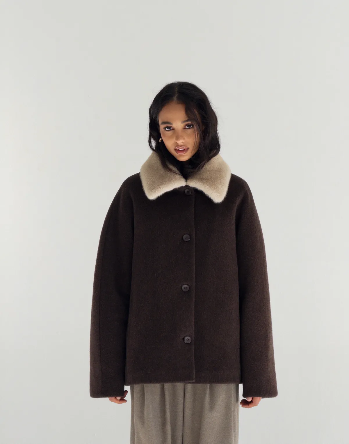 Вкорочене пальто зі 100% вовни на утепленні зі зйомним коміром з еко хутра, шоколад - Фото 7
